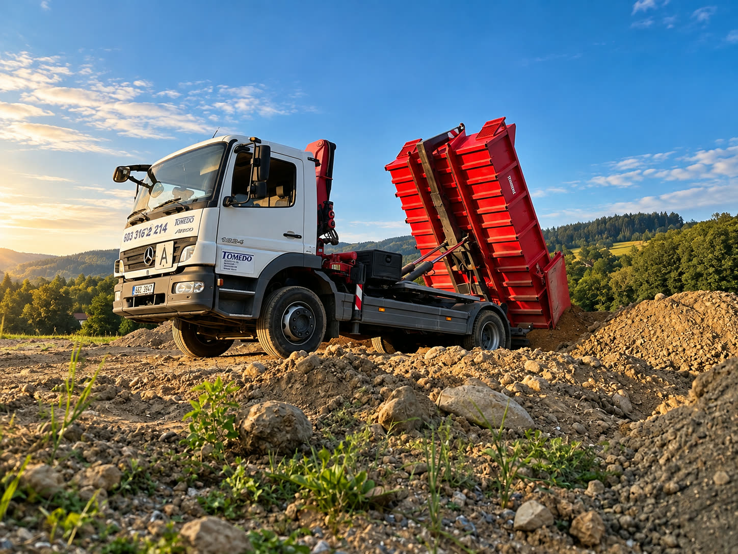 Nákladní vůz Mercedes-Benz Atego 13T s hydraulickým jeřábem a kontejnerem