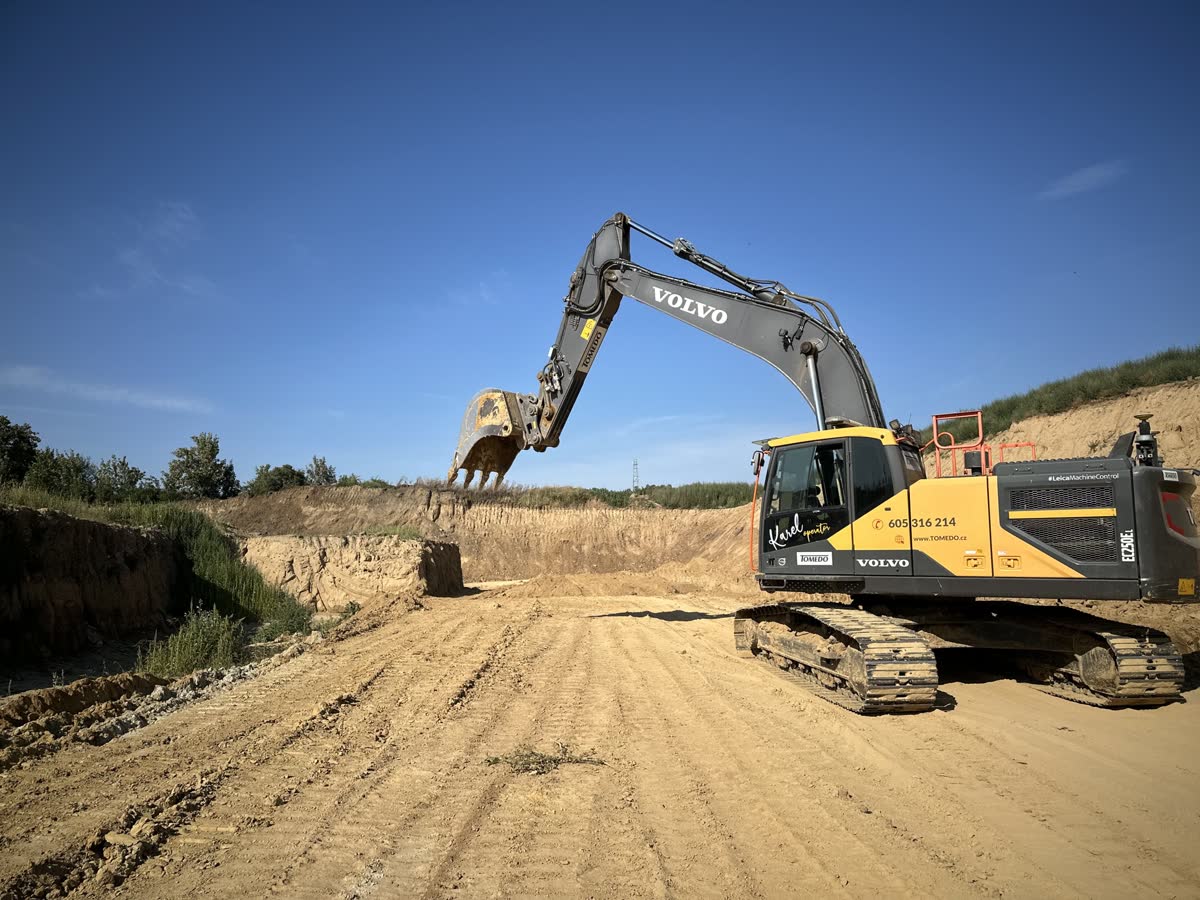 Pásové rýpadlo Volvo EC250EL TOMEDO při práci v lomu